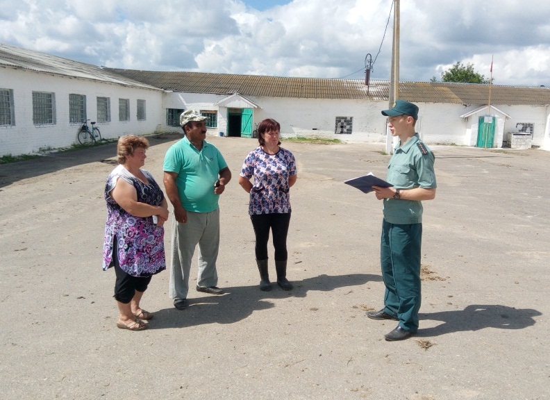 Работники Мстиславского РОЧС продолжают посещать сельхозпредприятия и проводить беседы в трудовых коллективах