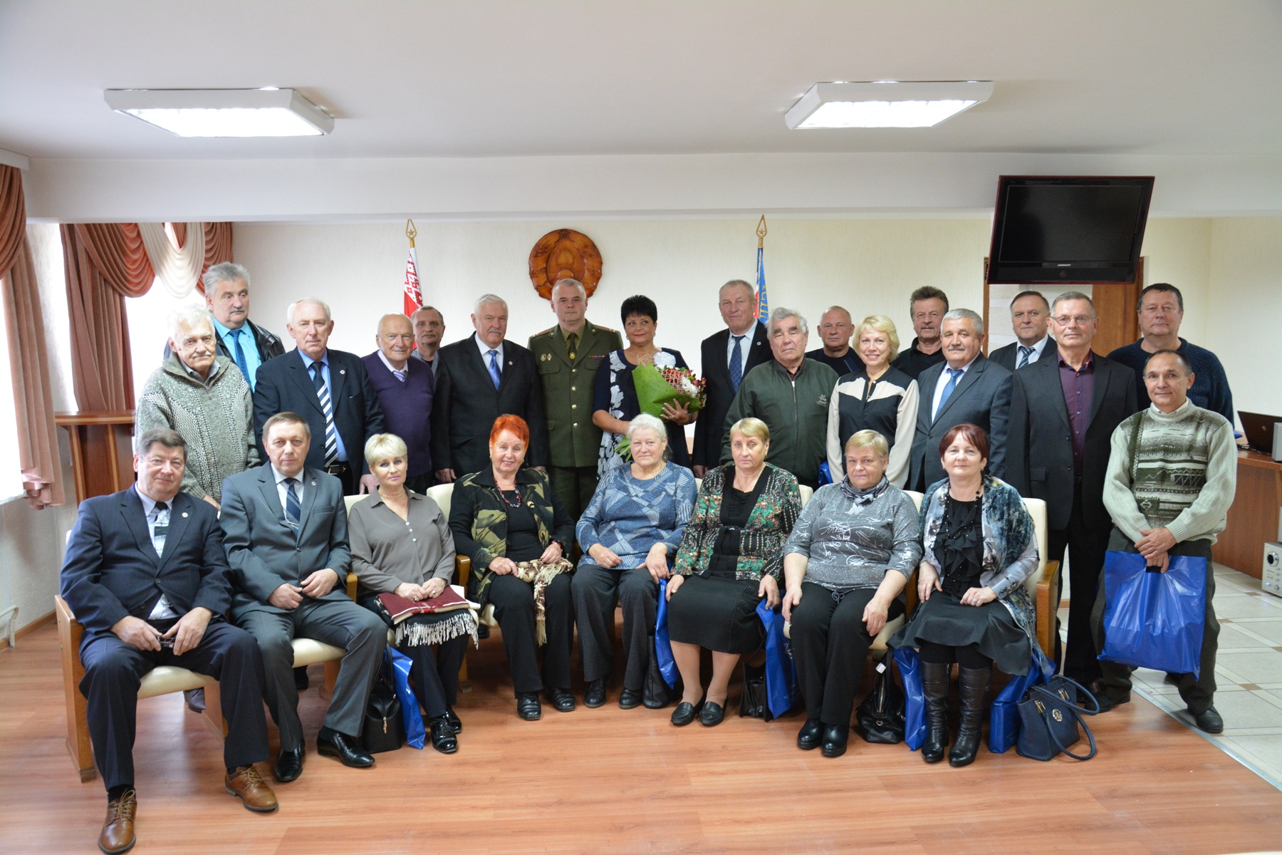 Работники Могилевского областного управления МЧС поздравили ветеранов с Днем пожилых людей.