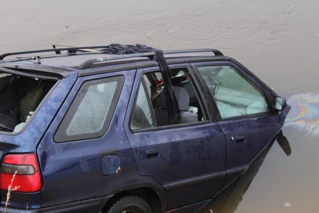 Автомобиль упал в реку: понадобилась помощь спасателей