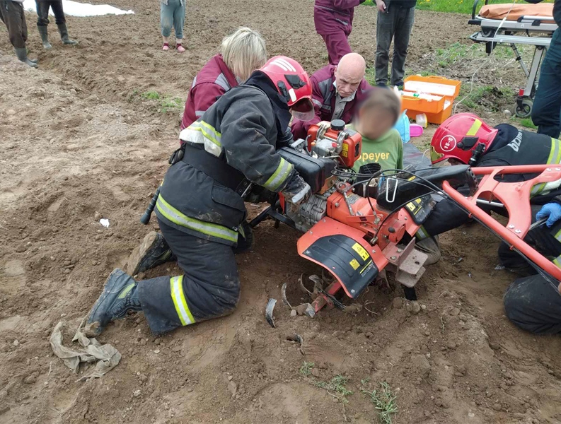 В Могилевском районе спасатели пришли на помощь мужчине, ноги которого зажало в мотокультиваторе