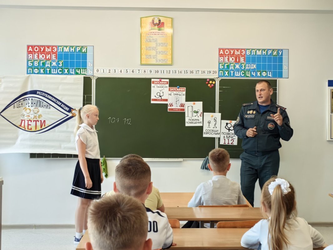 Выратавальнікі навучаюць дзяцей правілам бяспекі. Глуск