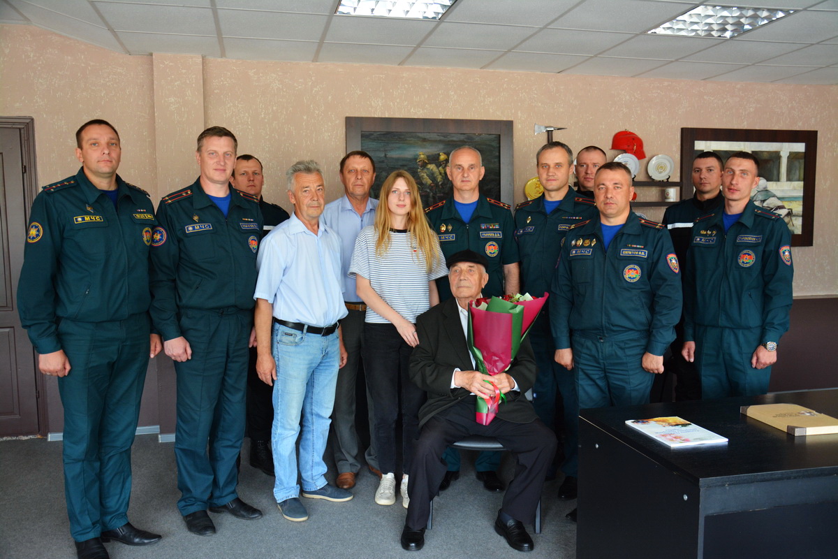Серебро на висках, а в сердце огонь: спасатели поздравили с 90-летним юбилеем Ивана Солодкина
