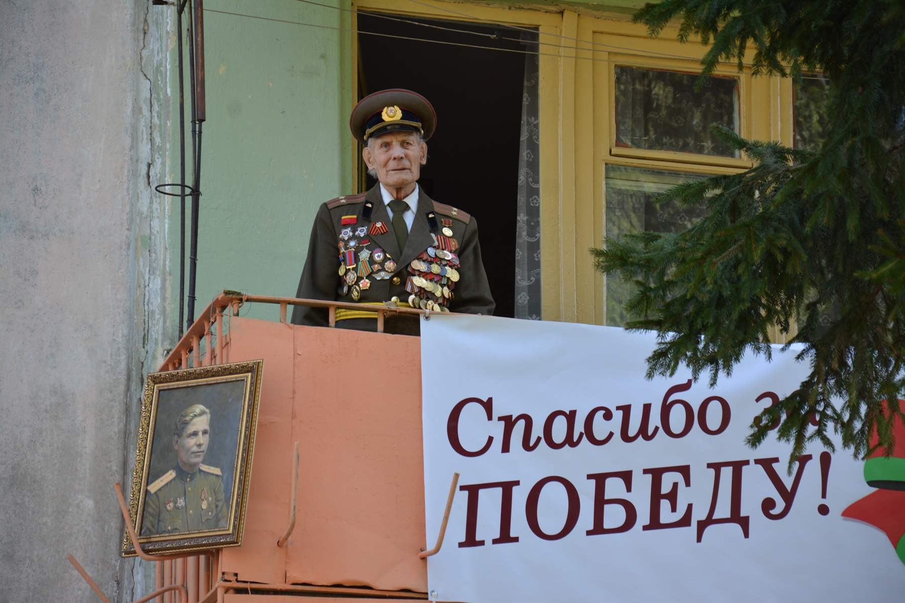Могилевские спасатели поздравили ветерана с Днем Победы