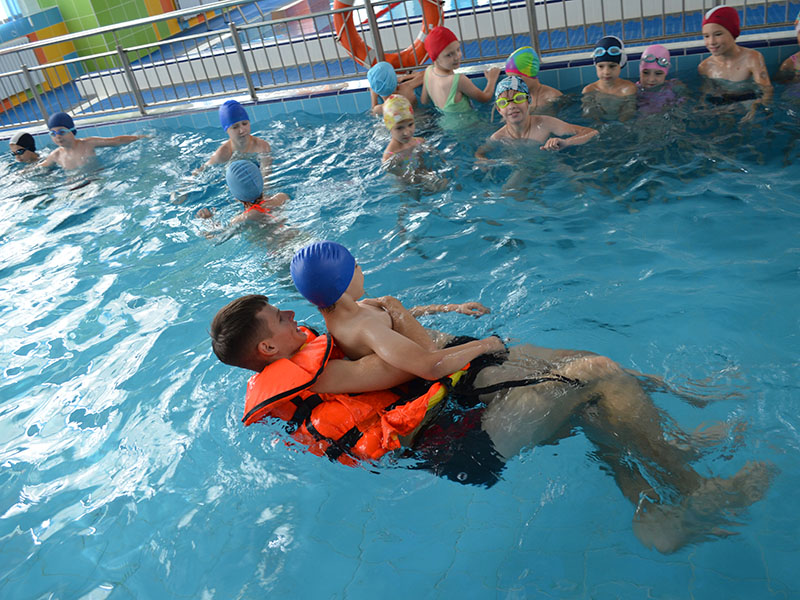 Бобруйские спасатели  обучают детей безопасному поведению на воде