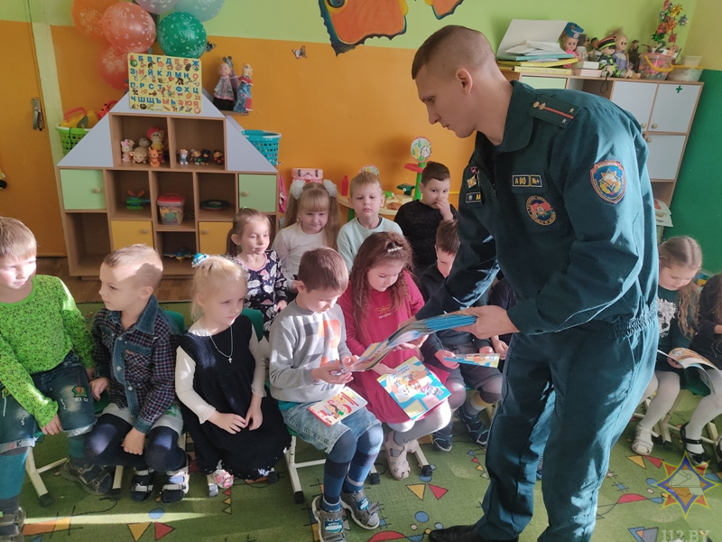 Погода кричев 10 дней. Детская безопасность. Форма МЧС для детей.