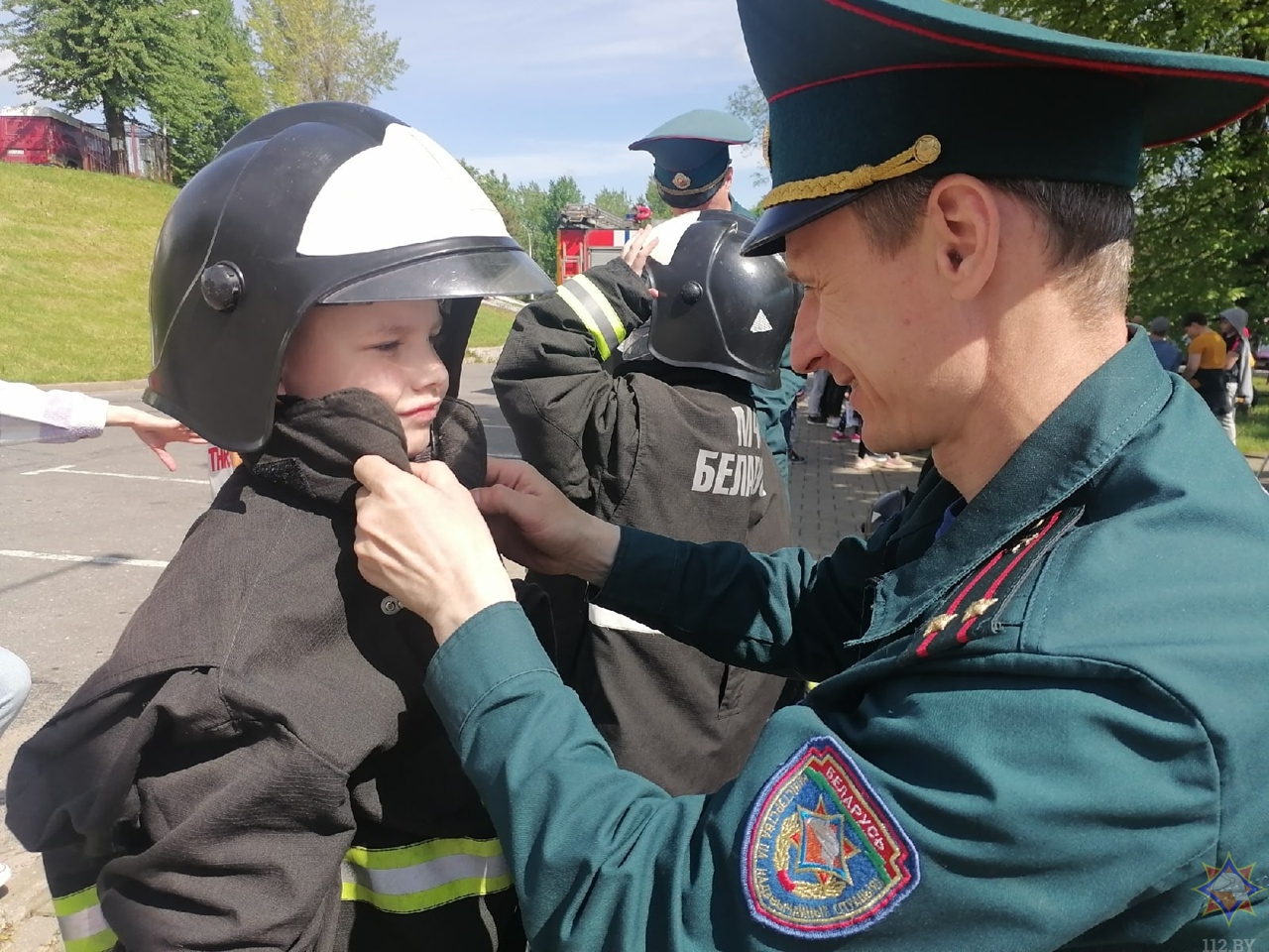 Свежие новости могилева. Спасатель детский. День спасателя. Фото с днем МЧС. МЧС спас ребенка.