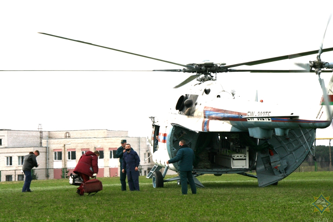 Вертолеты над минском сегодня. Вертолет МЧС Комсомольск. Вертолёт МЧС спереди. МЧС на вертолете над озером. Вертолет МЧС Беларуси в небе над Минском.
