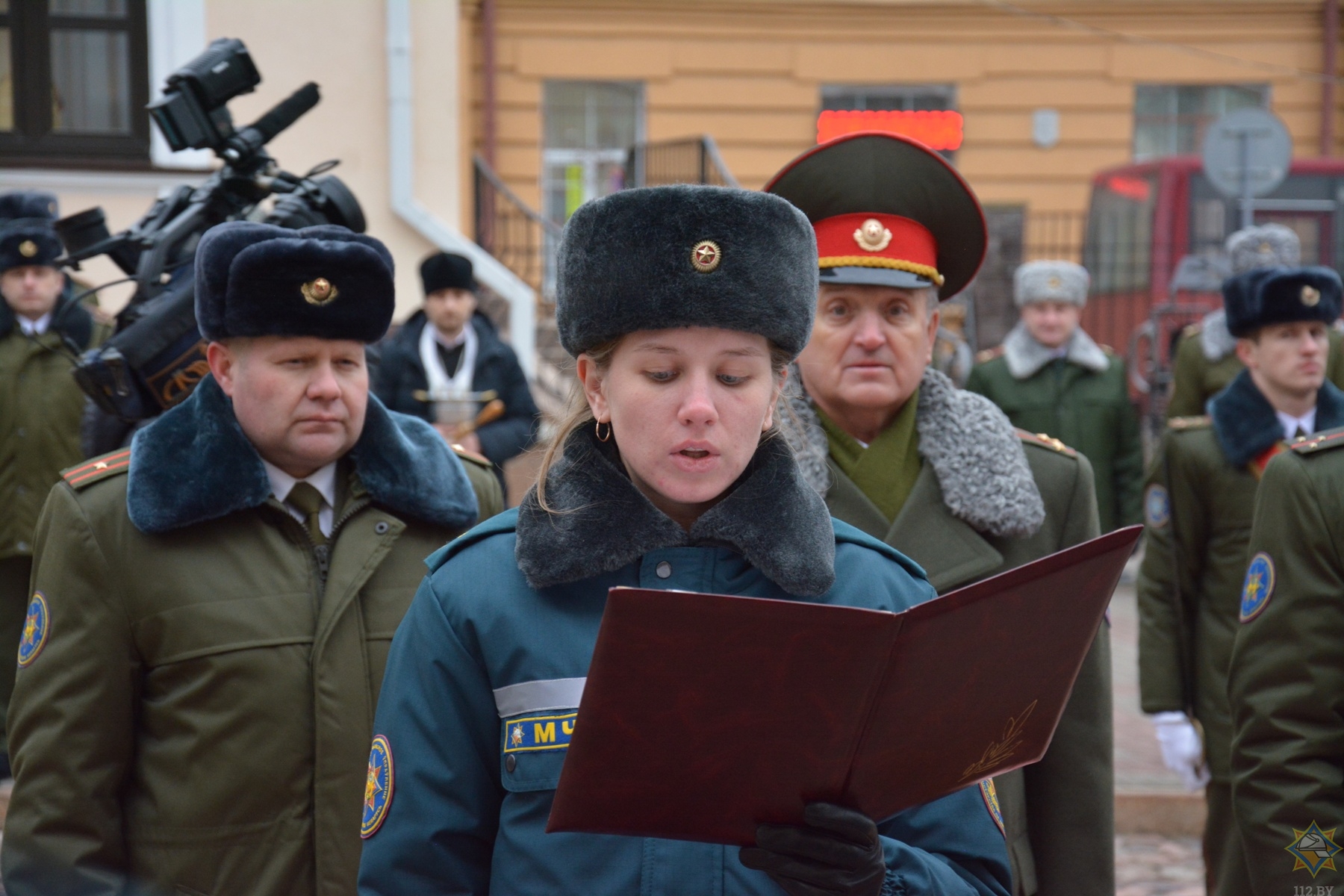 Свежие новости могилева. МЧС спасатели на присяге. Фотосессия после присяги МЧС. Могилевские новости. Дочку с присягой спасателя.